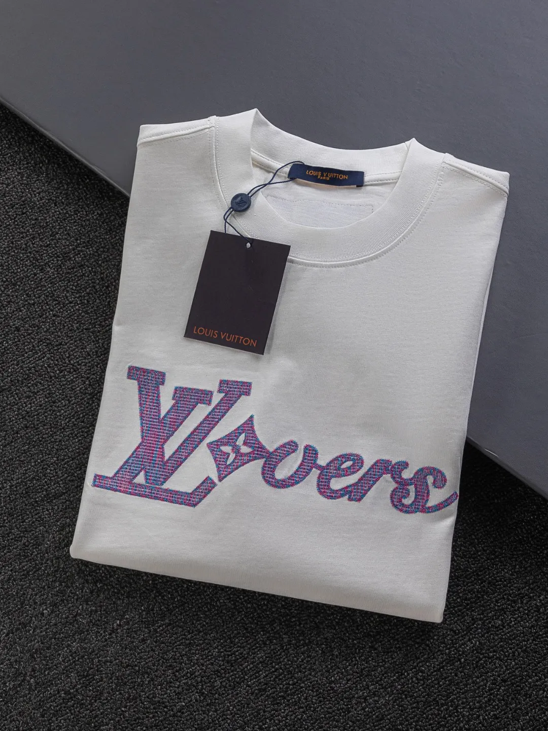 🅿️190 Louis Vuitton 1V micro-wide version S-Xl LV 25ss new product counters are on the shelves at the same time. Colorful purple letter design embroidery. Letter embroidery round neck short-sleeved T-shirt, same style for men and women! Synchronized with the official website, pure cotton fabrics at the counter! It is close to the skin and comfortable, durable and easy to wear. It has a classic and simple logo design and meticulous original craftsmanship. Short-sleeves, a must-have item for men, do not appear to be the same for the general public, but must be unique and eye-catching. This LV short-sleeve is all about quality, comfort, the same shape and fashion as always, including fabrics and cutting techniques. All of them have been made with great effort! 320 grams of washed pure cotton fabric, pure cotton is breathable, very refreshing and comfortable for daily wear. The rib knitting on the neckline is smooth and tight, and the neckline will not be skewed if you toss it at will. The loose version, you will find that it looks really good on the upper body. The overall is minimalist and neat, super versatile for daily use! Pair it casually with a pair of pants for a youthful look. A T-shirt will make your outfit crazy. It is a fashionable item that can never go wrong! Black, white, size: S-XL Size chart: S: Shoulder width 50-Bust 54-Length 70 M: Shoulder width 52-Bust 56.5-Length 72 L: Shoulder width 54-Bust 59-Length 74 XL: Shoulder width 56-Bust 61.5-Length 76